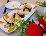 Hình bước làm 3 của món Sushi tôm 🍣