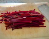 Foto del paso 2 de la receta: Ensalada de tallos de betarraga