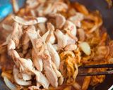 Hình bước làm 6 của món Bánh Gạo Ức Gà Xào Kim Chi & Bắp Cải Nhăn
