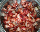Foto del paso 2 de la receta: Postre en vasos con frutillas!