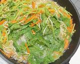 Foto langkah ke 4 dari resep Tumis bayam wortel tauge.