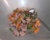 Foto langkah ke 3 dari resep 21. Oseng wortel, kacang panjang dan bakso.