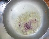 A picture of step 2 of Fried eggs with onions.