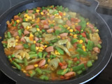 Arroz con verduras y salchichas Frankfurt