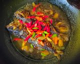 Foto langkah ke 4 dari resep Ikan Kembung Kecap Pedas.