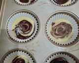 A picture of step 9 of Vanilla and chocolate marble cupcakes.
