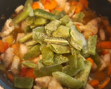 Foto del paso 4 de la receta: Estofado de pavo con verduras sobre cama de patatas al vino