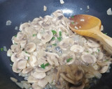 Foto del paso 3 de la receta: Lomo de cerdo con salsa de champiñones y queso
