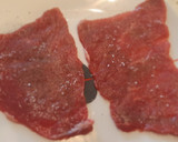 Foto del paso 4 de la receta: Rollitos de ternera con pimientos en salsa de vino blanco