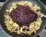 Foto del passaggio 3 della ricetta Riso venere con zucchine e salmone