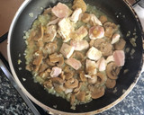 Foto del paso 2 de la receta: Salteado de pollo y champiñones 🍄