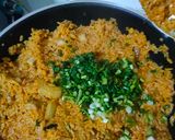 รูปขั้นตอนการทำที่ 7 ของ ข้าวผัดกิมจิ:สะโพกไก่หั่นชิ้น