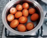 Foto del paso 1 de la receta: Mini triples de palta, tomate y huevo