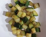 Foto del passaggio 2 della ricetta Mezzi rigatoni con melone, verdure e pancetta croccante 🌷