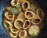 Foto del paso 9 de la receta: Cazuela de anillas de calamar estofadas con patata y guisantes