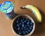 Foto langkah ke 1 dari resep Banana blueberries smoothie.