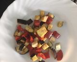 Foto del paso 1 de la receta: Ensalada saludable con berenjena y pimiento