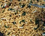Foto langkah ke 5 dari resep Mie goreng daun katuk.