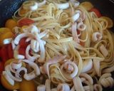 Foto del passaggio 6 della ricetta Linguine con calamari, salsa di pane di segala e bottarga