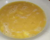Foto del paso 1 de la receta: Revoltillo de huevos con puré de tomate especias