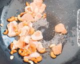 รูปขั้นตอนการทำที่ 4 ของ ข้าวผัดสับปะรดไก่กุนเชียง