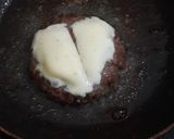 Foto langkah ke 4 dari resep Blackpepper Cheese Burger with Egg and Hashbrown.