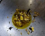 A picture of step 2 of Ivy groud  fry.