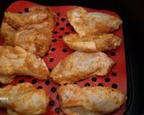 Foto del paso 5 de la receta: Alitas de pollo con mostaza en airfryer y ensalada líquida