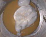 A picture of step 4 of Leopard Shiffon Cupcakes.