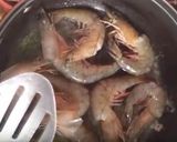 A picture of step 2 of Camarones a la Diabla.
