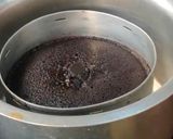 A picture of step 7 of Oreo biscuit chocolate cake.