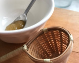 Foto del paso 3 de la receta: Infusión fría de tila y María Luisa, con limón, jengibre y miel