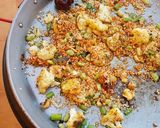 Foto del paso 5 de la receta Paella de bacalao Skrei con coliflor, habas y ajitos tiernos