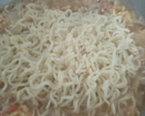 Foto langkah ke 3 dari resep Mi instan cemek telur.