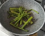 Foto del passaggio 3 della ricetta Asparagi e occhio di bue