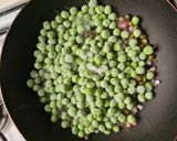 Foto del paso 2 de la receta: Chícharos salteados con alcaparras y cebolla morada