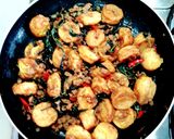 รูปขั้นตอนการทำที่ 3 ของ เต้าหู้ไข่ทอดผัดกะเพราไก่สับ / ผัดกะเพราไก่สับเต้าหู้ไข่ทอด