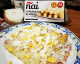 Foto del paso 4 de la receta: Espárragos blancos con jamón, huevo cocido y cebollita