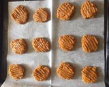 Foto del passaggio 2 della ricetta Biscotti al burro di arachidi ricoperti di cioccolato fondente