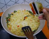 Foto langkah ke 5 dari resep Indomie Nyemek mix Daun Gingseng Jawa.