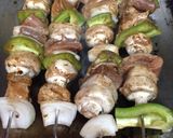 Foto del paso 2 de la receta: Brocheta de carne y pollo con queso botanero