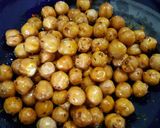 รูปขั้นตอนการทำที่ 5 ของ Speedy Crispy Chick Pea ถั่วลูกไก่อบน้ำมันมะพร้าวในไมโครเวฟ 2 รส