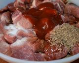 Foto del paso 3 de la receta: Fierritos de bondiola, chorizo y ciruela