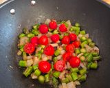 Foto del paso 2 de la receta Stir fry de gambas y espárragos al wok con miso picante