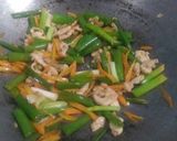 Foto langkah ke 4 dari resep Tumis bunga bawang ayam.