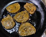 चमचमीत अळूवडी (Alu Vadi Recipe In Marathi) रेसिपी स्टेप 5 फोटो 