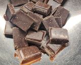 Foto del passaggio 2 della ricetta Mendiants di cioccolato e frutta secca