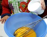 Foto del paso 1 de la receta: Magdalenas de naranja 🍊 ♡