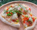 Hình bước làm 3 của món Pizza mini cá hồi măng tây cho bé 1Y hoặc ăn thô tốt