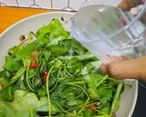 Foto langkah ke 4 dari resep Tumis Kangkung Saos Tiram #dapurelbeweek16.
